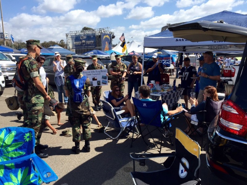 Qualcomm Stadium, San Diego, CA – “Katonai bemutató” fekvőtámaszverseny a partizókkal